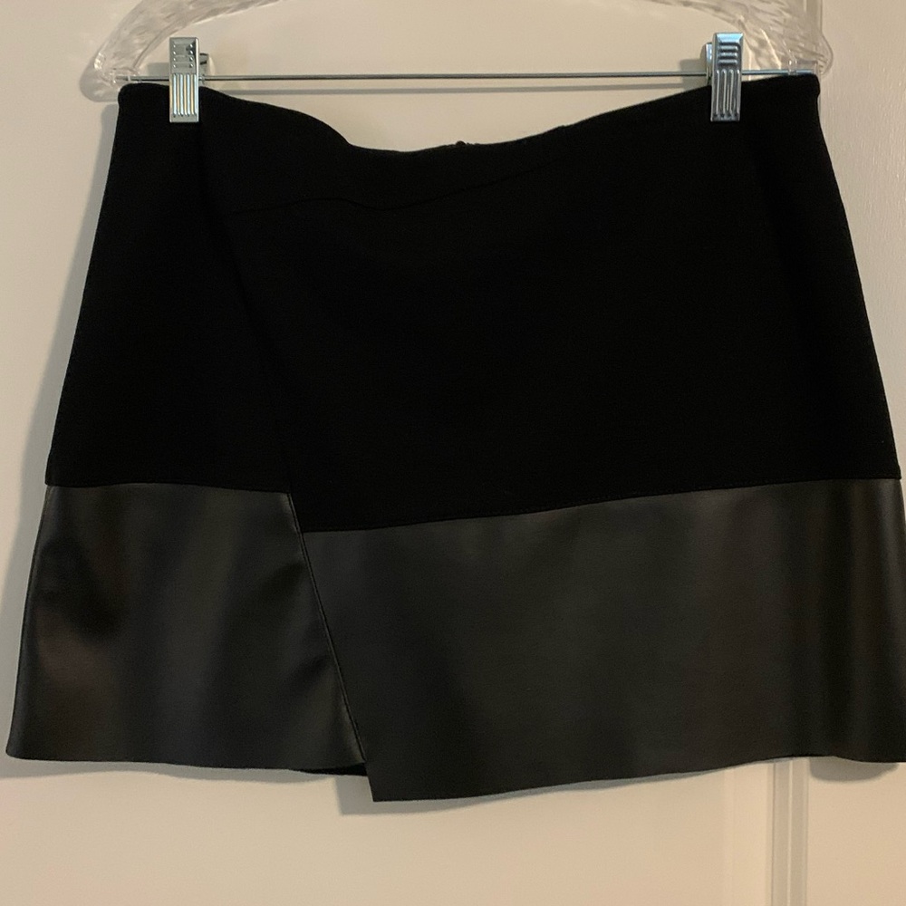 🍁Black Mini Skirt with pLeather Trim
